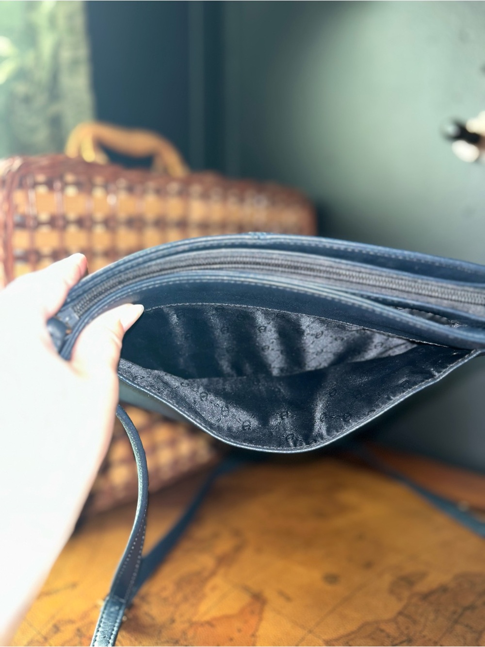 Navy Vintage Etienne Aigner Leather Shoulder Bag Classic Elegance -EUC- - Picture 13 of 13